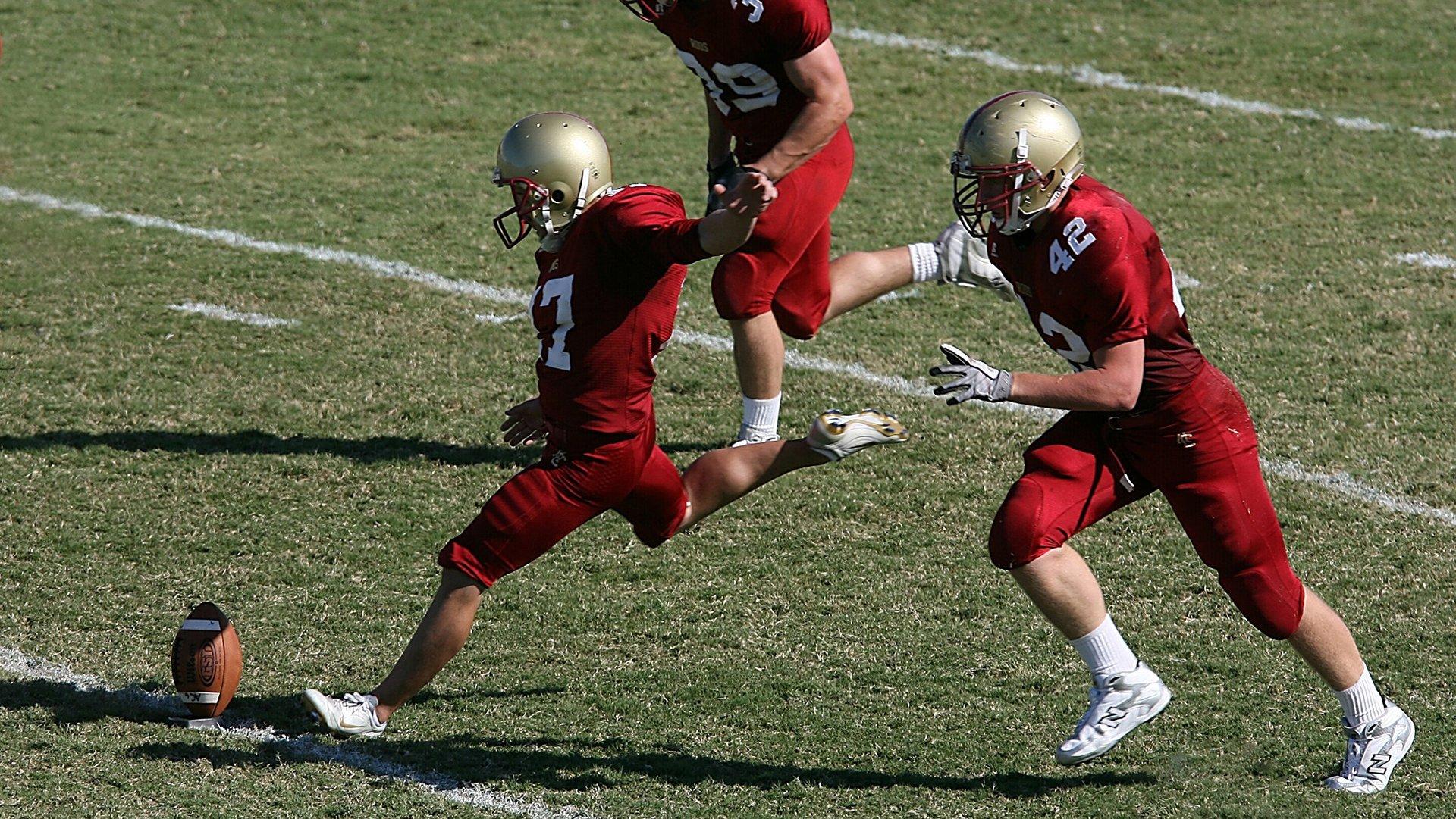 德乙联赛惊现离奇一幕,双方球员接连手球送点 裁判掏牌掏到手软